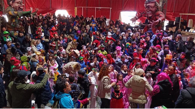 Carnevale di Castrovillari: la pioggia fermano la prima sfilata ma non la festa