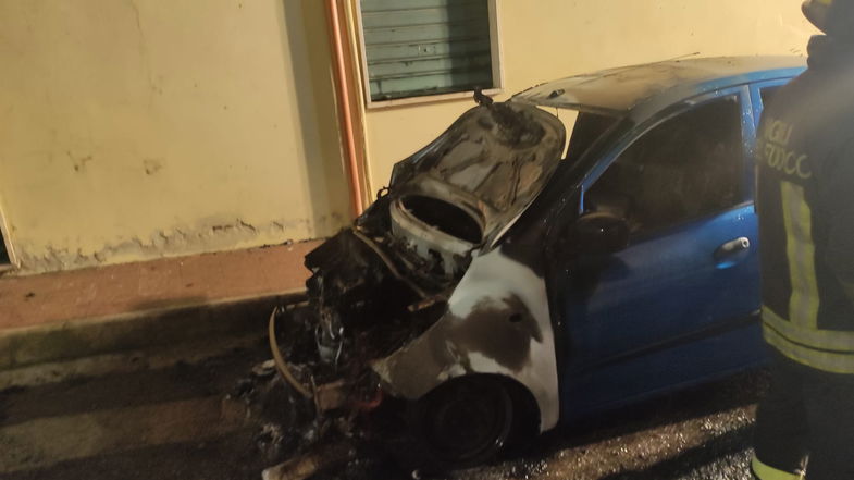 Ancora un'auto in fiamme nella notte a Corigliano-Rossano