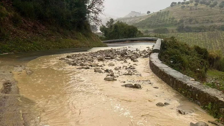 Bomba d’acqua a Cariati: «Il comune regge grazie a prevenzione e manutenzione». Ma c'è chi non la pensa così