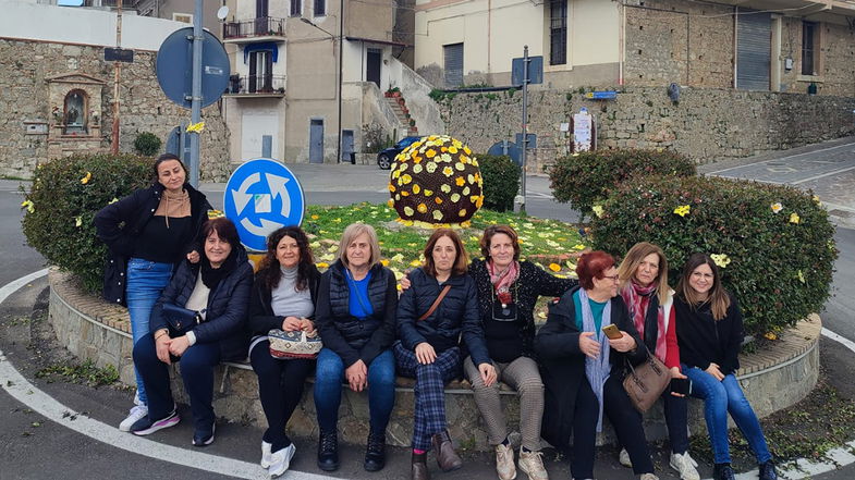 Un'aiuola all'uncinetto, così Cropalati ha festeggiato le Donne