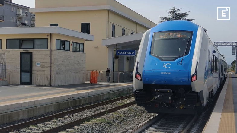 Il primo InterCity ibrido d'Italia ha iniziato a viaggiare sulla jonica