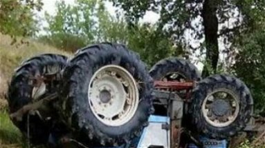 Tragedia a Cassano, un anziano muore sotto al trattore