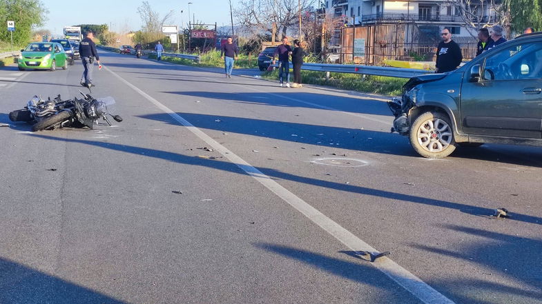 Incidente sulla 106 tra un'auto e una moto: il centauro è grave