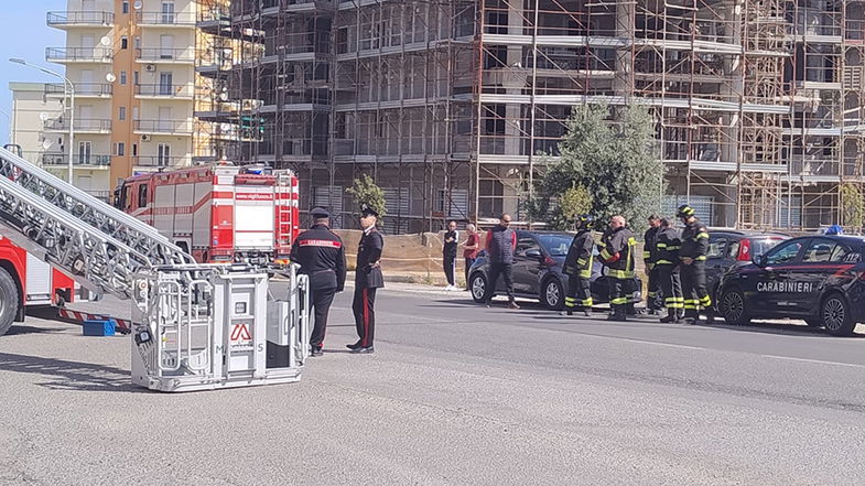 Uomo minaccia di gettarsi dal balcone della sua abitazione: paura a Rossano