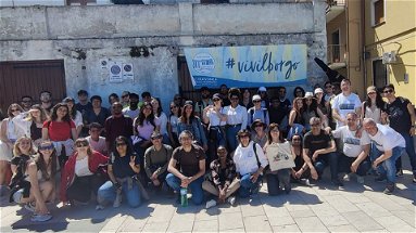 50 studenti dell'Unical tra le vie Schiavonea per conoscere il borgo marinaro e ammirare i murales