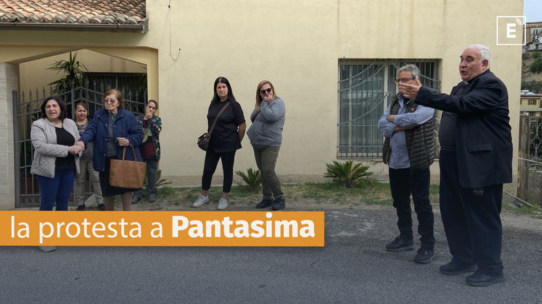 A Cozzo Pantasima la frana scende: tutti zitti! «Aspettano la catastrofe» - VIDEO