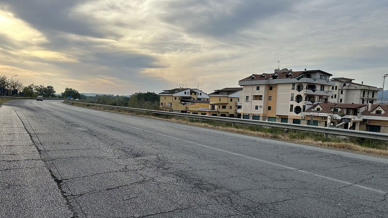 Strada Statale 106, l’allarme di Basta vittime: «Manto stradale in condizioni pessime»