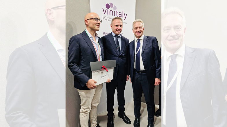 A Luigi Nola il premio