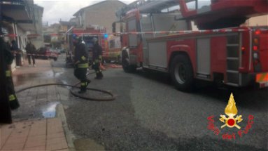 In fiamme un magazzino a Spezzano Albanese, due persone tratte in salvo dai vigili del fuoco