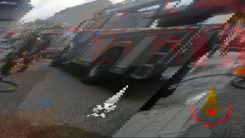 In fiamme un magazzino a Spezzano Albanese, due persone tratte in salvo dai vigili del fuoco