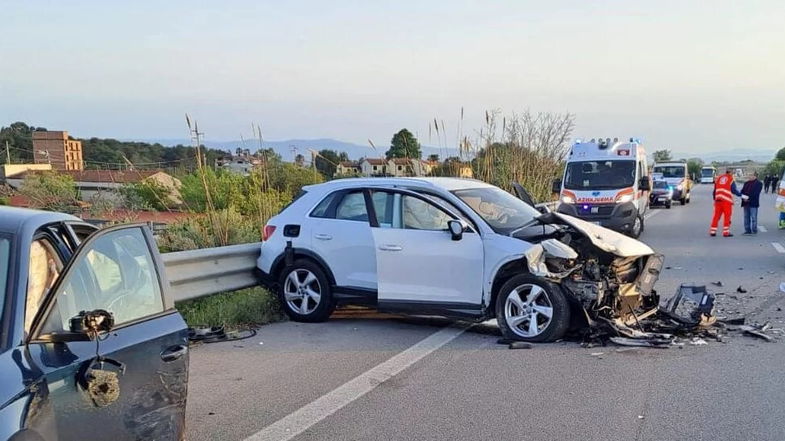 Scontro tra auto sulla 106, otto feriti: uno è grave