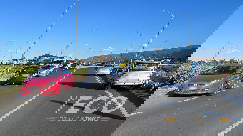 Maxi incidente sulla SS106, quattro auto coinvolte: per fortuna solo code e disagi