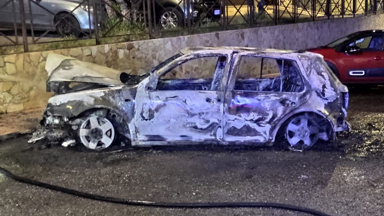 Ancora un'auto in fiamme nella notte allo scalo di Corigliano