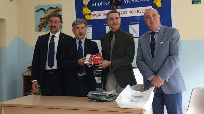 Ancri Cosenza consegna le bandiere dell'Italia e dell'Ue alla scuola