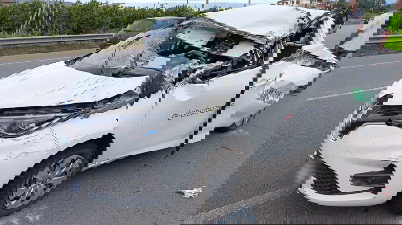 Ennesimo incidente sulla Statale 106, un ferito estratto dalle lamiere