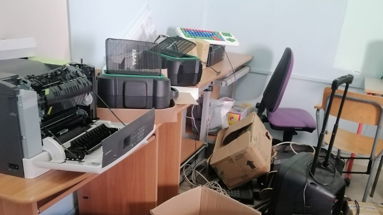 Ennesimo atto vandalico alle scuole primarie di Mirto: rubati 22 computer
