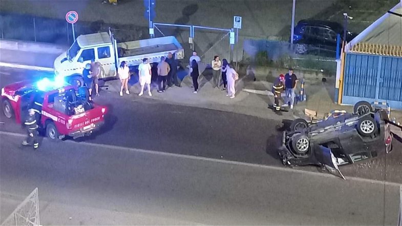 Incidente sulla SS106, auto si ribalta sulla carreggiata all'ingresso di Mirto