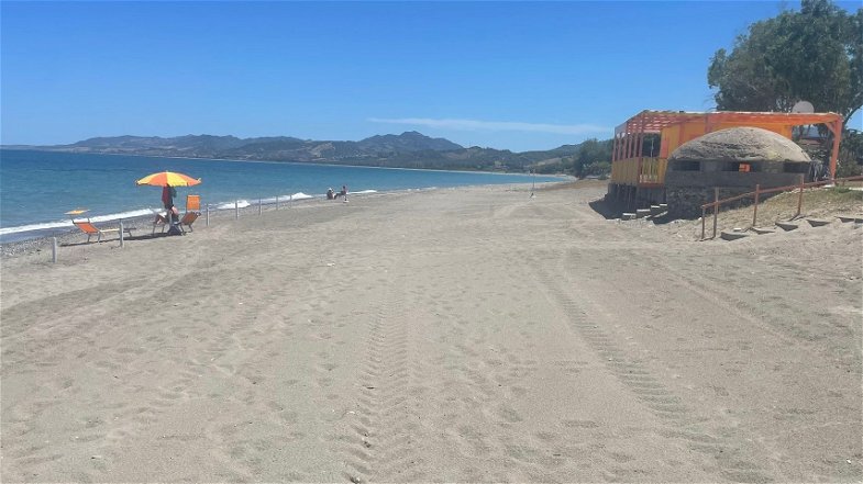 Fratelli d’Italia Calopezzati: «Finalmente la spiaggia pulita con mezzi meccanici»