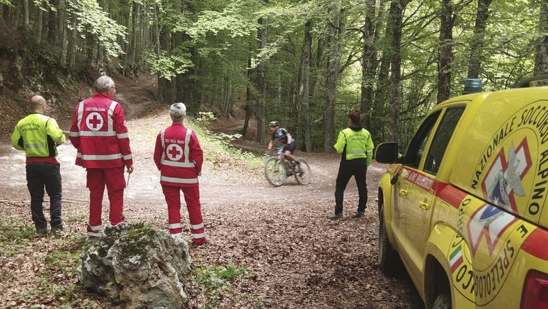 Soccorso Alpino e Speleologico Calabria assistenza durante Marathon degli Aragonesi e Triathlon Belvedere 