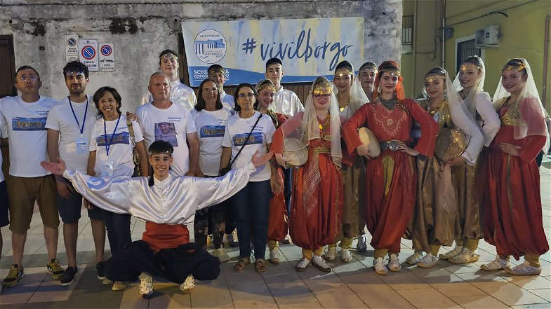 Un gruppo di giovani studenti serbi in visita al borgo marinaro di Schiavonea