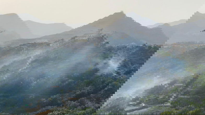 Brucia la Valle del Coscile: fiamme minacciano il santuario della Madonna del Castello