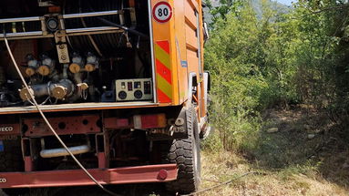 Subito domato un incendio nei boschi di Longobucco: determinante un gruppo di forestali in pensione