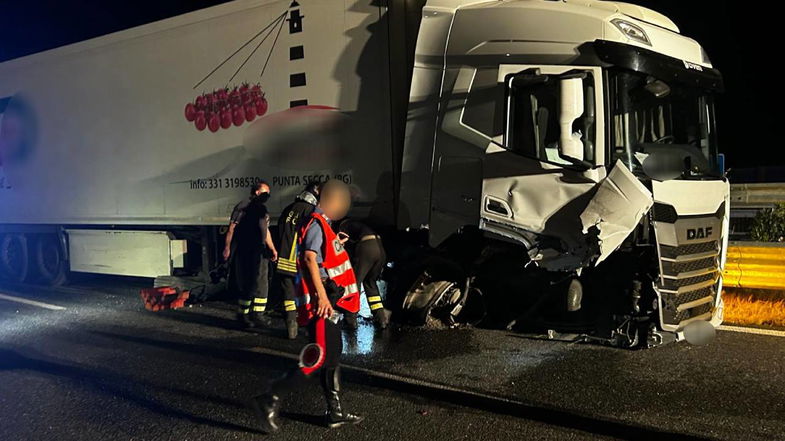 Incidente sulla SS534, TIR perde il controllo e si schianta sul guardrail
