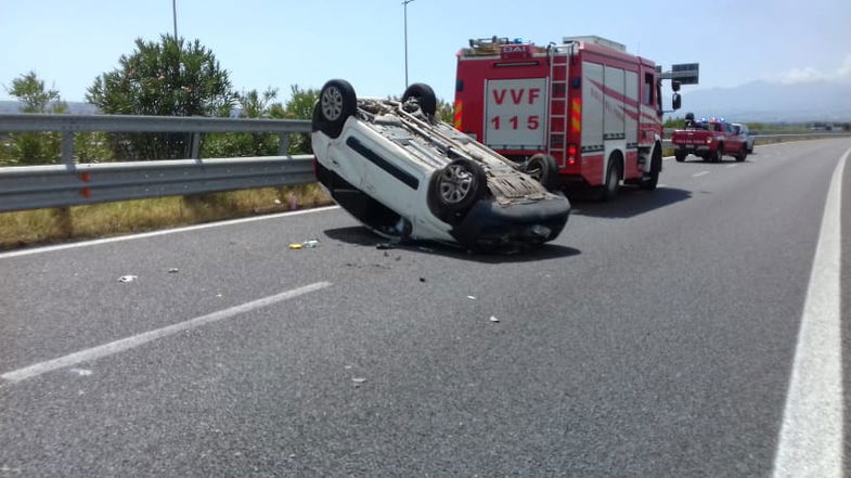 Auto si ribalta sulla Sibari-Firmo: ferito il conducente