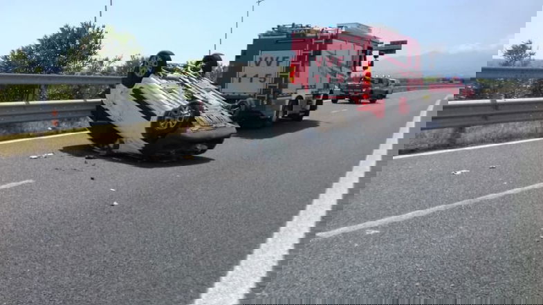 Auto si ribalta sulla Sibari-Firmo: ferito il conducente