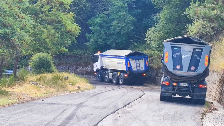 Risanamento strada Macrocioli a Longobucco: partiti i lavori di pavimentazione stradale