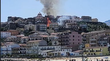 Incendio nel cuore di Cariati: a fuoco sterpaglia a ridosso della mura storiche