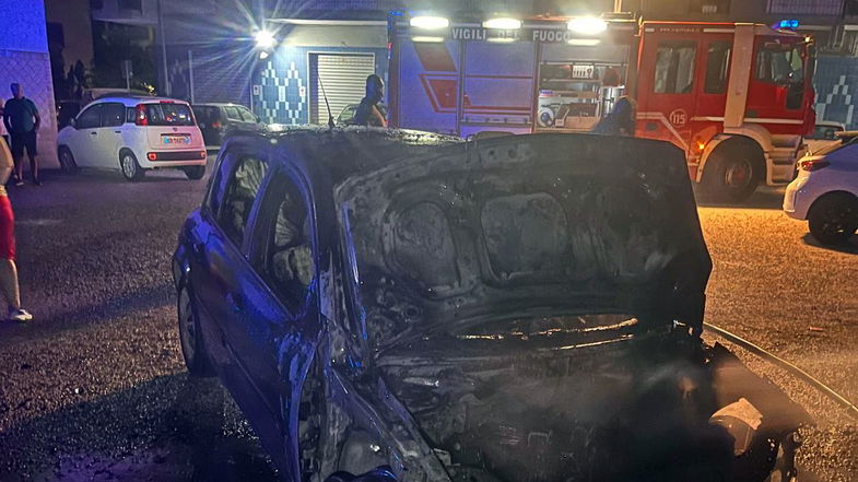 Un'auto a fuoco nella notte a Rossano scalo: probabile matrice dolosa