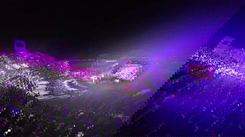 Gigi D'Alessio conquista i cuori dei 5mila del De Rosis per l'apertura dello Jonio Music Festival 2024