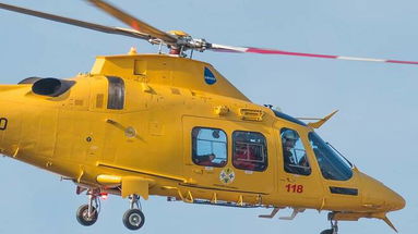 Malore in acqua per un 74enne: soccorso dai bagnanti e trasferito in elisoccorso