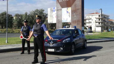 Picchia la compagna, i vicini avvisano i carabinieri e lo arrestano