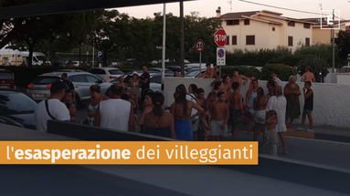 Manca l'acqua, i villeggianti scendono in strada: «Siamo all'oscuro di tutto»