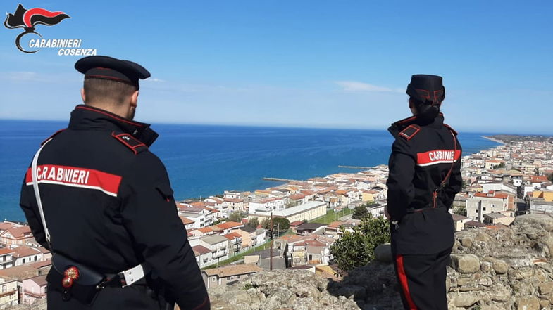 Cariati, si finge turista ma è un pericoloso pregiudicato latitante: arrestato