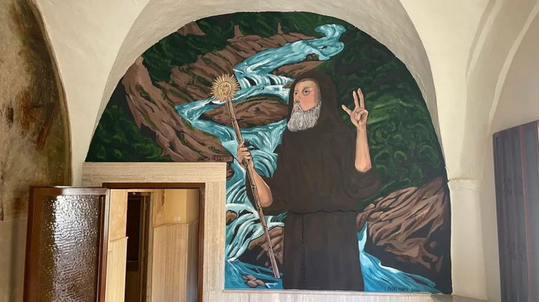 Il popolo coriglianese omaggia San Francesco di Paola con un affresco che richiama il “Miracolo dell’Acqua