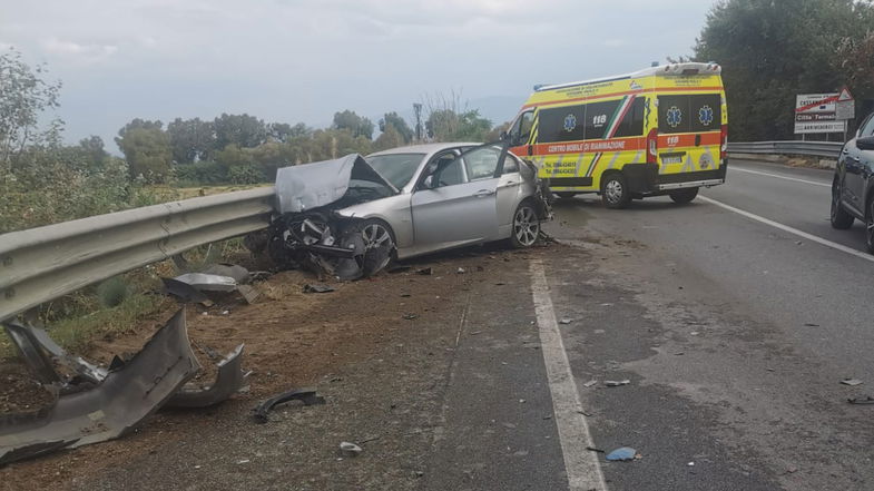 Incidente tra un'auto e un tir sulla Statale 106: feriti zia e nipote