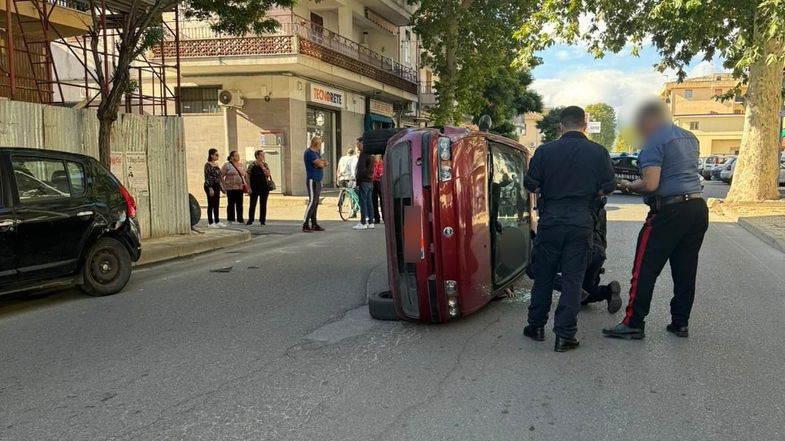 Si ribalta con l'auto su via Provinciale, paura per una donna rimasta incastrata 