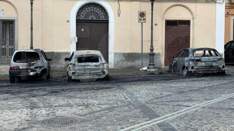 Auto a fuoco nella notte nel centro storico di Rossano