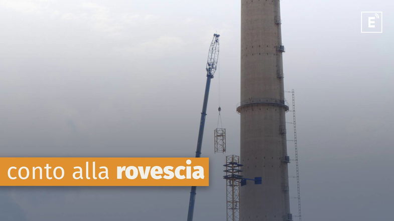 Addio alle ciminiere dell'Enel: partita stamani la fase di demolizione delle due torri camino