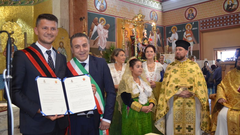 San Cosmo Albanese muove i primi passi sul ponte dell'amicizia insieme a Mirdizia