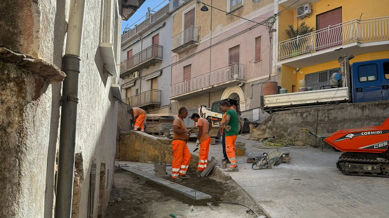 Rivoluzione nel borgo antico di Cassano: rimodulato il servizio di pulizia, lavori in corso e bitumatura delle strade