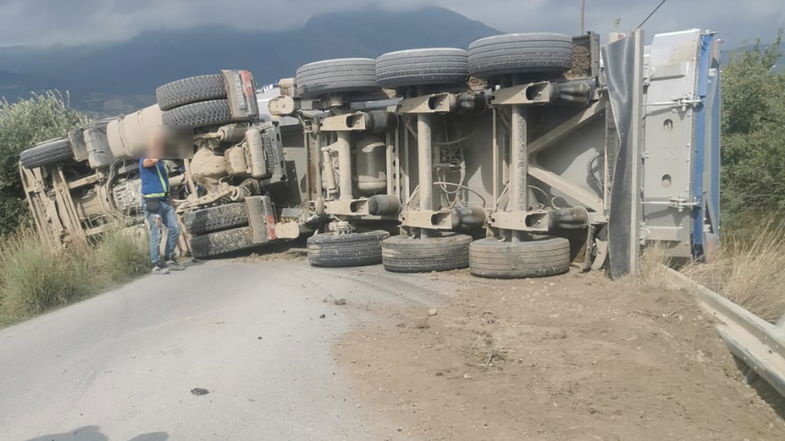 Francavilla Marittima, camion si ribalta sulla Strada Provinciale 172: ferito l'autista