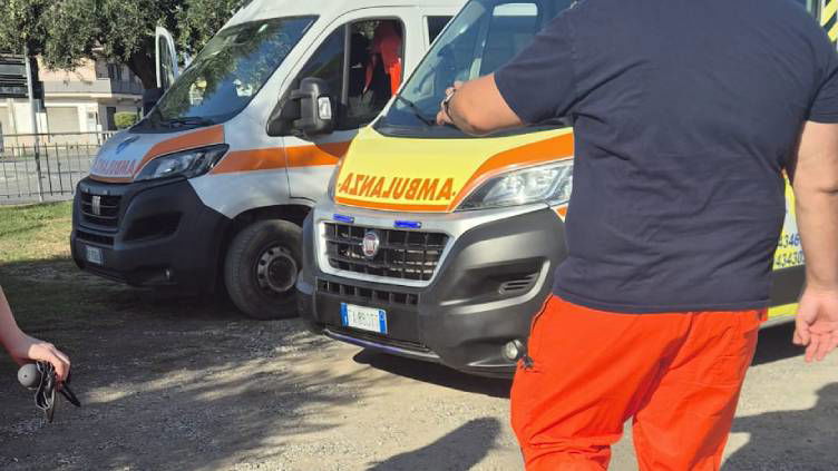 Giallo nel centro di Sibari: giovane accoltellato in pieno giorno