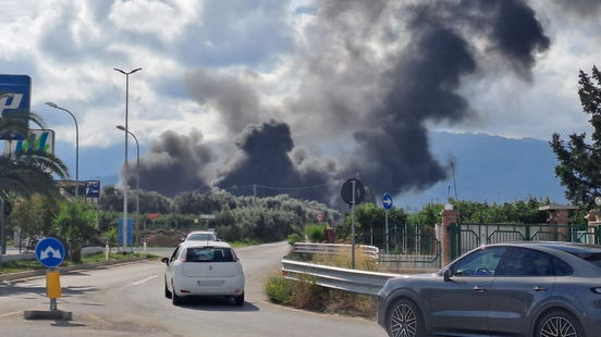 Fiamme nel cantiere del nuovo ospedale: fuoco e fumo nero altissimo