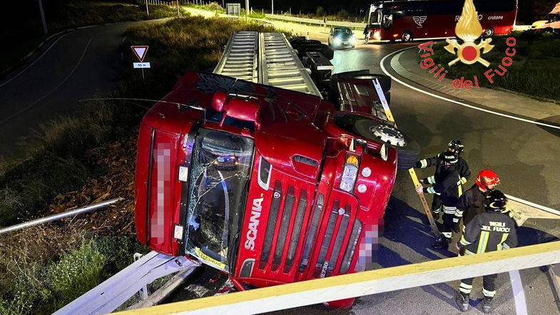 Si ribalta un Tir di ceppato, salvo il conducente e disagi alla viabilità