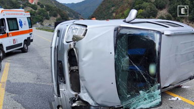 Incidente sulla Sila-Mare, auto si ribalta sulla carreggiata: ferita una donna