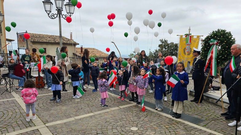 L'Istituto Comprensivo Bennardo commemora i caduti e celebra le Forze armate